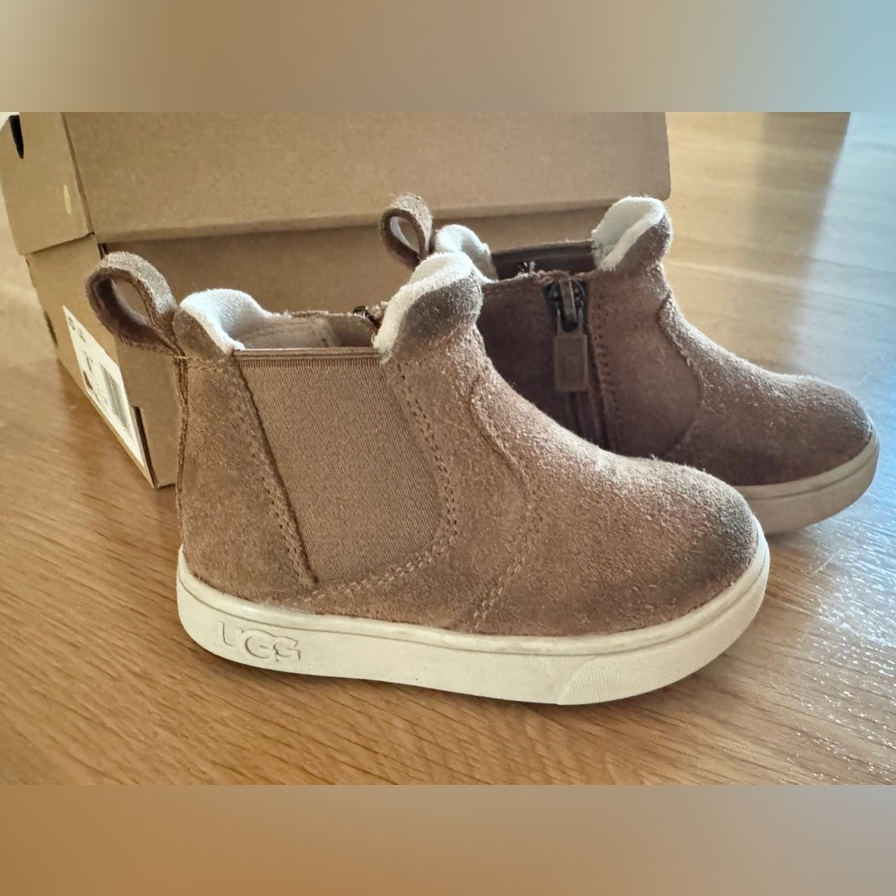 UGG Tan Suede Toddler size 6 Boots
